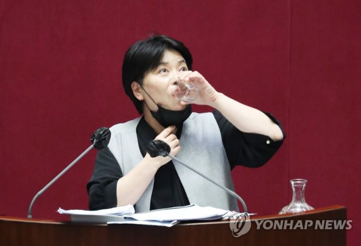 윤희숙 국민의힘 의원이 지난 2020년 12월11일 오후 국회 본회의에서 국가정보원법 전부개정 법률안에 대한 필리버스터 도중 물을 마시고 있다. / 사진=연합뉴스