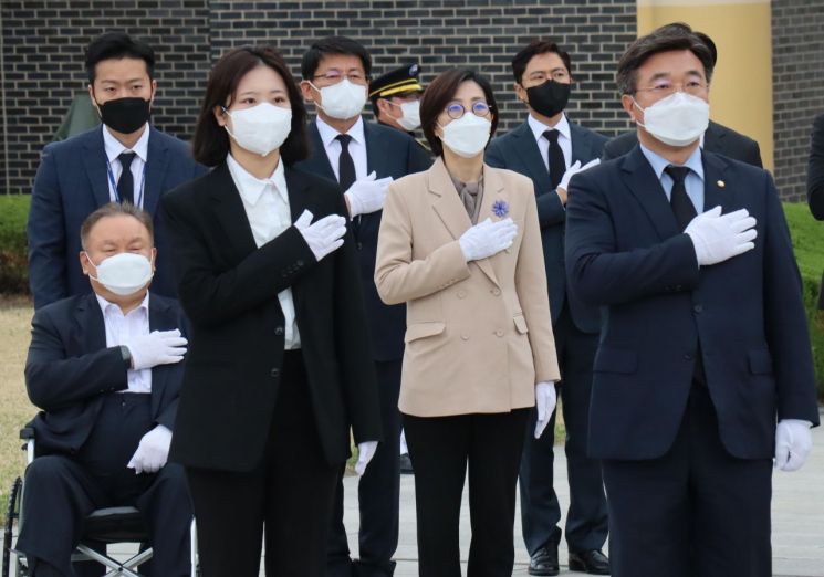 더불어민주당 윤호중·박지현 공동비상대책위원장 등이 13일 대전시당에서 열리는 비상대책회의에 참석하기 앞서 대전현충원을 참배하고 있다. [이미지출처=연합뉴스]