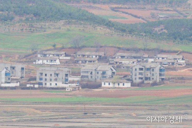 통일전망대에서 바라본 북한 황해북도 개풍군 관산반도 일대 마을이 고요하다. /문호남 기자 munonam@