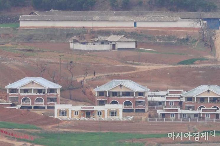 통일전망대에서 바라본 북한 황해북도 개풍군 관산반도 일대 마을이 고요하다. 사진 가운데 북한 주민이 걷고 있다. /문호남 기자 munonam@