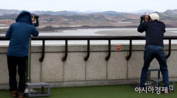 통일전망대를 찾은 시민들이 북한을 보고 있다. /문호남 기자 munonam@