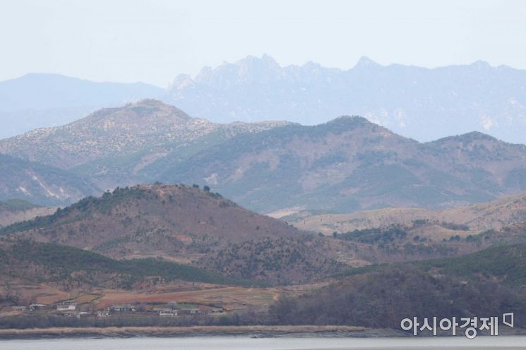 통일전망대에서 바라본 북한 군장산 모습. /문호남 기자 munonam@