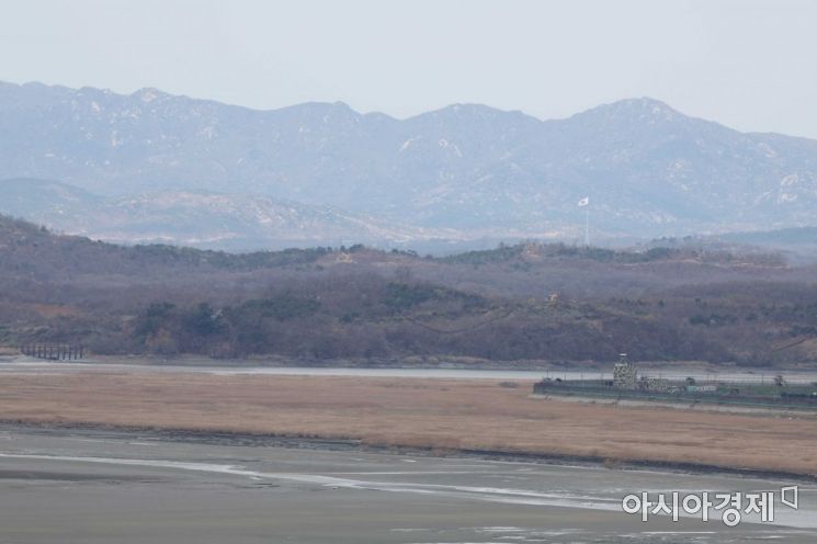 통일전망대에서 바라본 한국 대성동마을 태극기가 바람에 펄럭이고 있다. /문호남 기자 munonam@