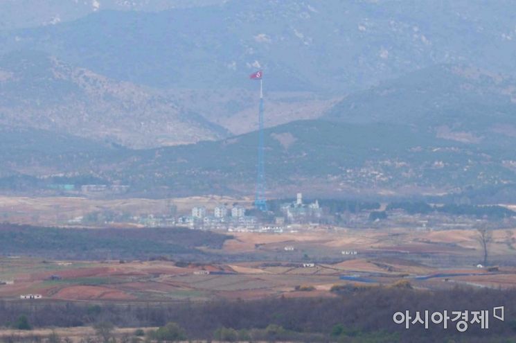 통일전망대에서 바라본 북한 황해북도 기정동 마을에 인공기가 휘날리고 있다. /문호남 기자 munonam@