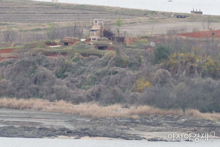 통일전망대에서 바라본 북한군 초소가 조용하다. /문호남 기자 munonam@