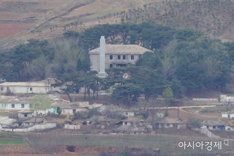 통일전망대에서 바라본 북한 황해북도 개풍군 김일성 사적관 모습. /문호남 기자 munonam@