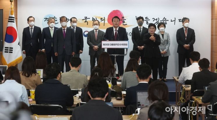 윤석열 대통령 당선인이 13일 서울 종로구 통의동 인수위 브리핑룸에서 2차 내각을 발표하고 있다./인수위사진기자단