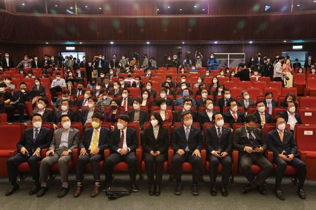 "한국은 우크라에 관심이 없다, 빈 좌석 보라"…젤렌스키 韓 국회 연설 사진 공유한 러 교수