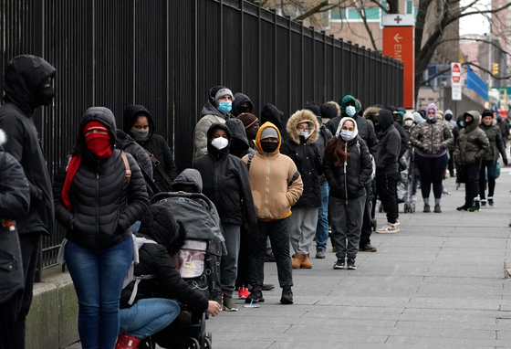 뉴욕 시민들이 브롱크스의 링컨 메디컬 센터에서 코로나19 검사를 받기 위해 줄을 서고 있다. /사진=AFP 연합뉴스