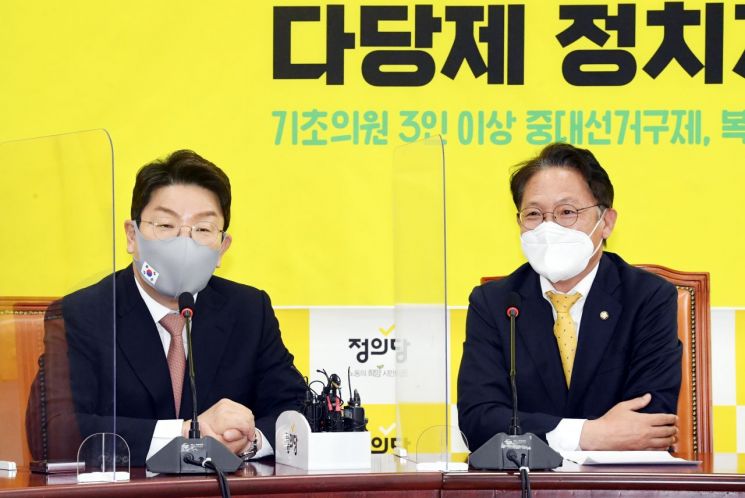 권성동, 정의당 찾아 “독자 노선 고수해달라”