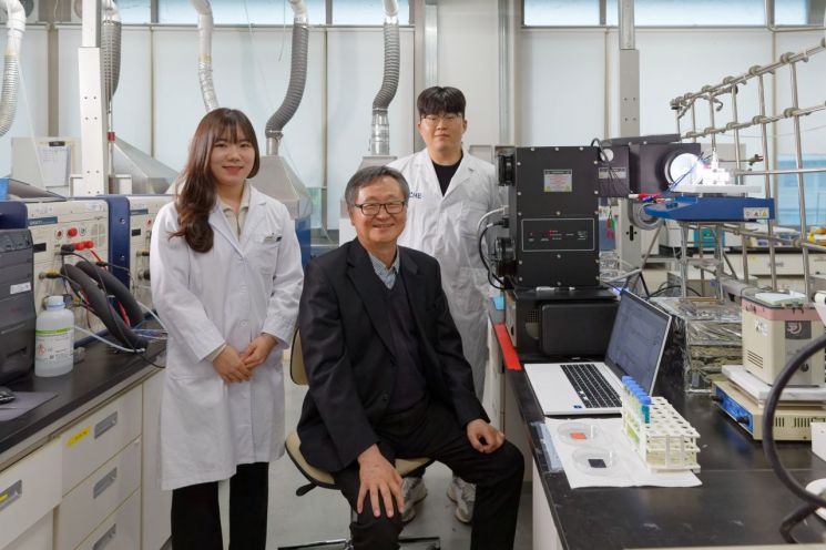 (좌측부터) 김효은 연구원, 이재성 교수, 나은철 연구원이 기념사진을 찍고 있다.