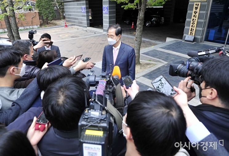[포토] 취재진 질문 받는 한덕수 총리 후보자