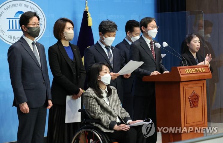 국회 보건복지위원회 더불어민주당 김성주 간사와 의원들이 지난 13일 오전 국회 소통관에서 정 후보자 지명 철회 촉구 기자회견을 하고 있다. / 사진=연합뉴스