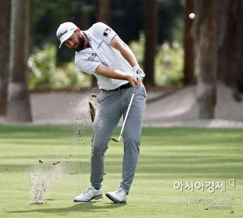 캐머런 영이 RBC헤리티지 첫날 12번홀에서 강력한 펀치 샷을 구사하고 있다. 힐턴헤드(미국)=Getty images/멀티비츠