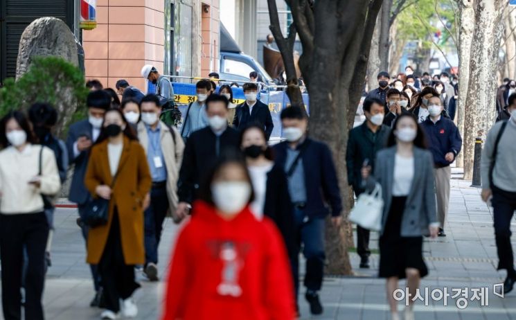 5월 하순부터 확진자 격리 안 한다…코로나19 '2급 감염병'으로 하향