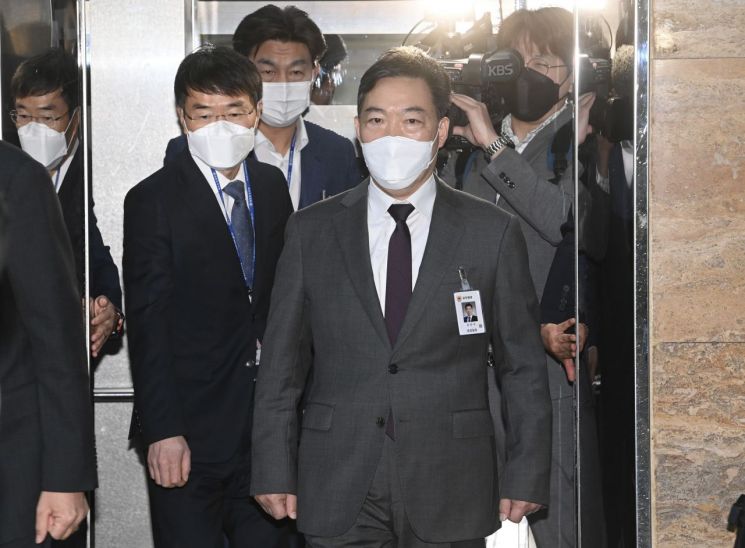 오수 검찰총장이 검찰 수사권 완전 박탈 입법 추진의 부당성을 호소하기 위해 15일 오전 국회를 방문, 법사위 전문위원실로 향하고 있다. [이미지출처=연합뉴스]