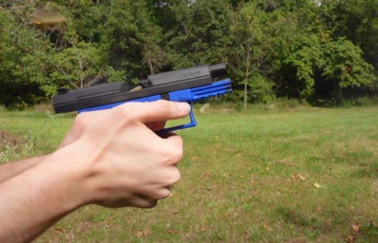 3D프린터 부품을 결합한 유령총을 발사하는 한 해외 유튜버 영상. 유령총의 성능은 실제 총기와 유사한 것으로 알려졌다. / 사진=유튜브 영상 캡처