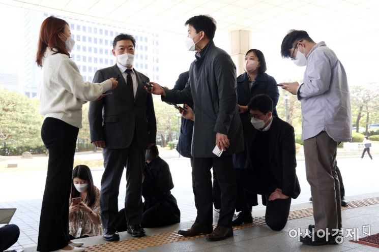 김오수 검찰총장이 15일 검찰 수사권 완전 박탈(검수완박) 입법에 반대의 뜻을 전하기 위해 여의도 국회를 방문한 뒤 서초구 대검찰청으로 복귀하며 취재진의 질문에 답변하고 있다. 김 총장은 이틀째 국회를 찾아 검수완박 입법에 앞서 자신을 먼저 탄핵하라는 강경 발언을 했고 박병석 국회의장과 비공개 면담을 했다. /문호남 기자 munonam@