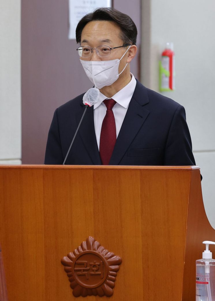 조해진 정치개혁특별위원회 제1소위원장이 15일 오전 국회에서 열린 정개특위 전체회의에서 공직선거법 및 지방선거구제 개편 심사 결과를 보고하고 있다. 2022.4.15 [국회사진기자단] [이미지출처=연합뉴스]