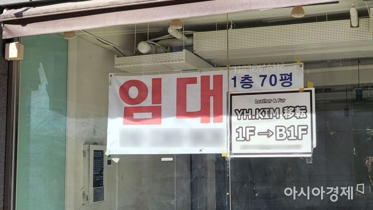 명동 중심거리에서 벗어난 골목에는 임대문의 스티커가 붙여진 매장이 사이사이에 자리해 있다./사진=김정완 기자 kjw106@