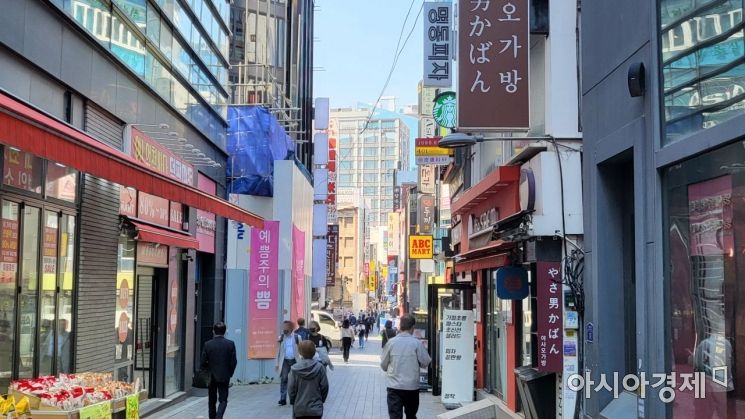 명동 곳곳에는 개업을 앞두고 공사 중인 곳도 보였다./사진=김정완 기자 kjw106@
