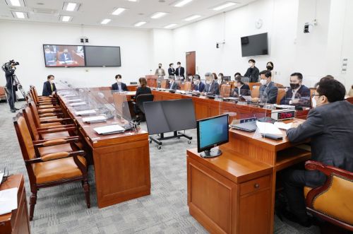 14일 국회에서 언론미디어 제도개선 특별위원회 회의가 국민의힘 의원들이 불참한 가운데 열리고 있다. [이미지출처=연합뉴스]