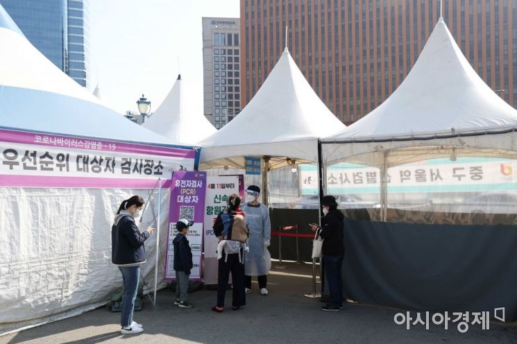 주말인 17일 서울역 코로나19 임시 선별검사소에서 시민들이 검사를 기다리고 있다. 질병관리청 중앙방역대책본부는 이날 0시 기준 코로나19 신규 확진자가 9만3001명 발생했다고 밝혔다. 전날(16일) 발생한 10만7916명보다 1만4915명 줄어 감소세를 이어가고 있다. 엿새 만에 10만명 아래로 떨어졌다. 누적 확진자는 1630만5752명이다. /문호남 기자 munonam@