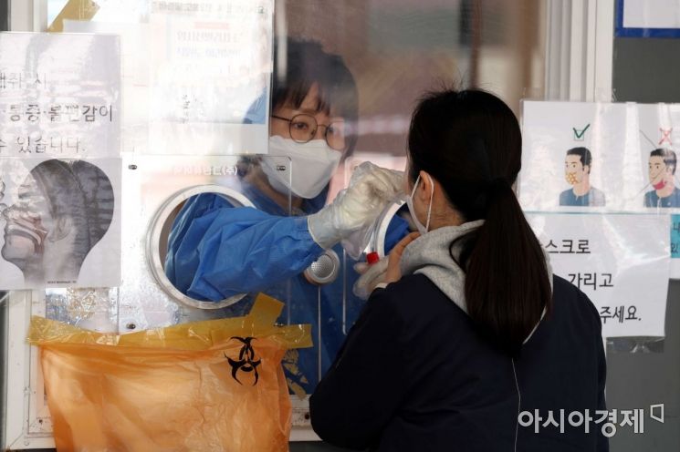 지난 4월 17일 서울역 코로나19 임시 선별검사소에서 시민들이 검사를 받고 있다. /문호남 기자 munonam@