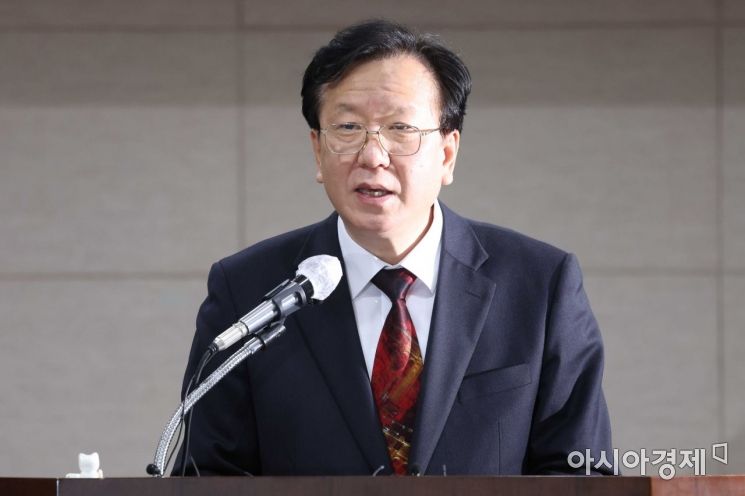 정호영 보건복지부 장관 후보자가 17일 서울 중구 국립중앙의료원 강당에서 자녀 의과대학 편입학 특혜 및 병역비리 등 의혹 관련 해명 기자회견을 하고 있다. /문호남 기자 munonam@