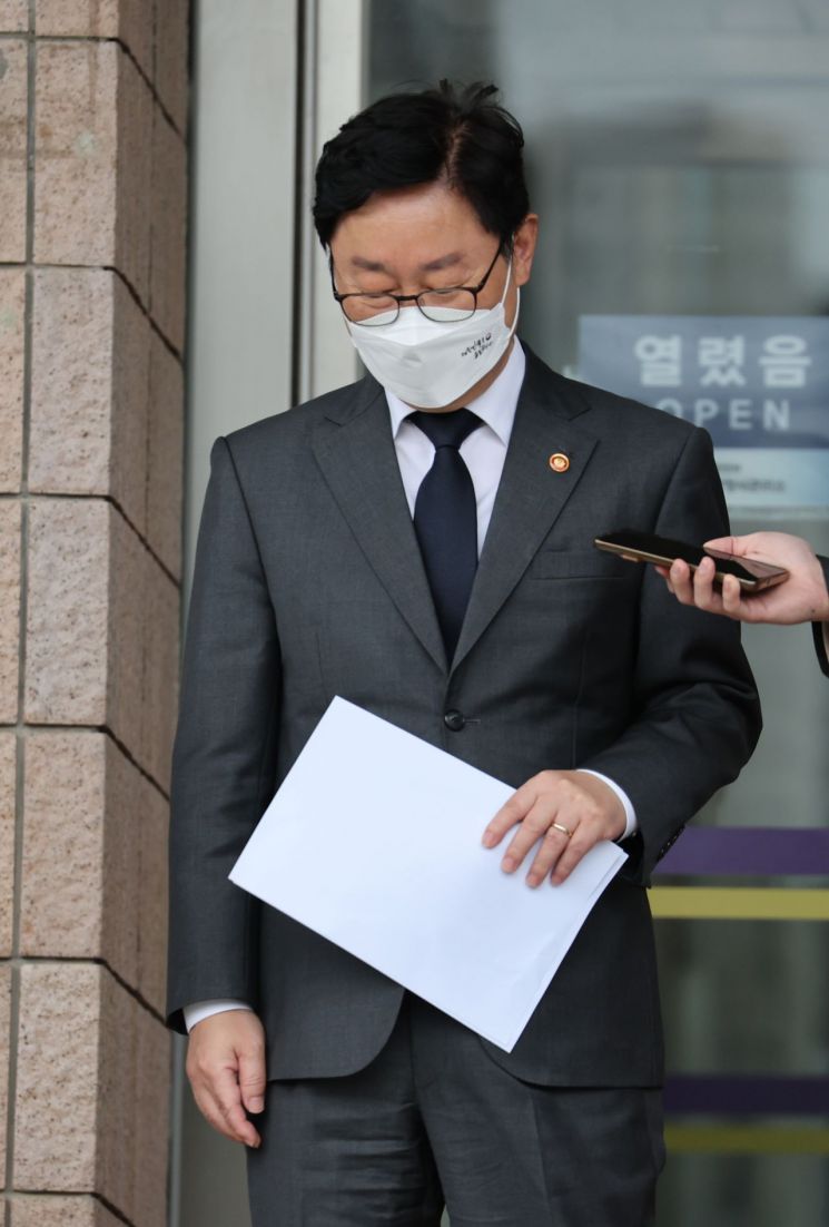 박범계 법무부 장관이 13일 오전 경기도 과천시 법무부 청사를 나서며 취재진의 질문을 받고 있다. [이미지출처=연합뉴스]