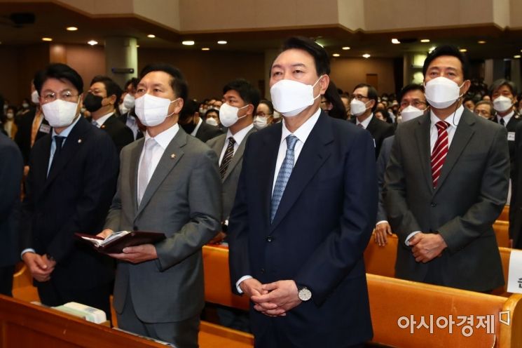 [포토]부활절 예배 드리는 윤석열·장제원·김기현·오세훈