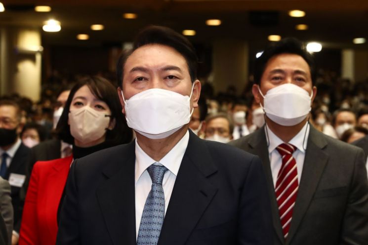 윤석열 대통령 당선인이 17일 서울 여의도 순복음교회에서 열린 '2022 한국교회 부활절 연합예배'에 참석해 있다. [이미지출처=연합뉴스]