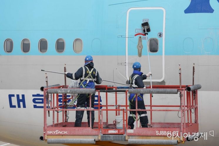 인천 중구 운서동 대한항공 정비 격납고에서 관계자들이 봄을 맞아 ‘보잉 747-8i’ 항공기를 세척하고 있다. /문호남 기자 munonam@