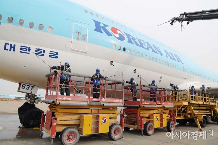 인천 중구 운서동 대한항공 정비 격납고에서 관계자들이 봄을 맞아 ‘보잉 747-8i’ 항공기를 세척하고 있다. /문호남 기자 munonam@