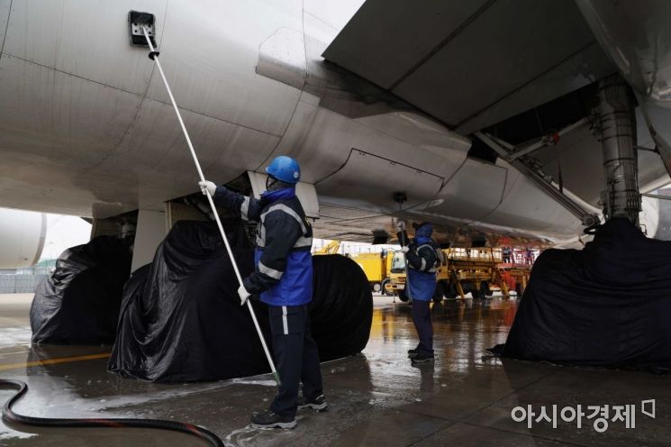 인천 중구 운서동 대한항공 정비 격납고에서 관계자들이 봄을 맞아 ‘보잉 747-8i’ 항공기를 세척하고 있다. /문호남 기자 munonam@