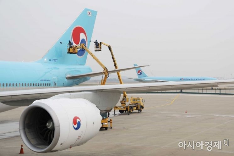 인천 중구 운서동 대한항공 정비 격납고에서 관계자들이 봄을 맞아 ‘보잉 747-8i’ 항공기를 세척하고 있다. /문호남 기자 munonam@