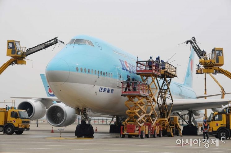 인천 중구 운서동 대한항공 정비 격납고에서 관계자들이 봄을 맞아 ‘보잉 747-8i’ 항공기를 세척하고 있다. /문호남 기자 munonam@