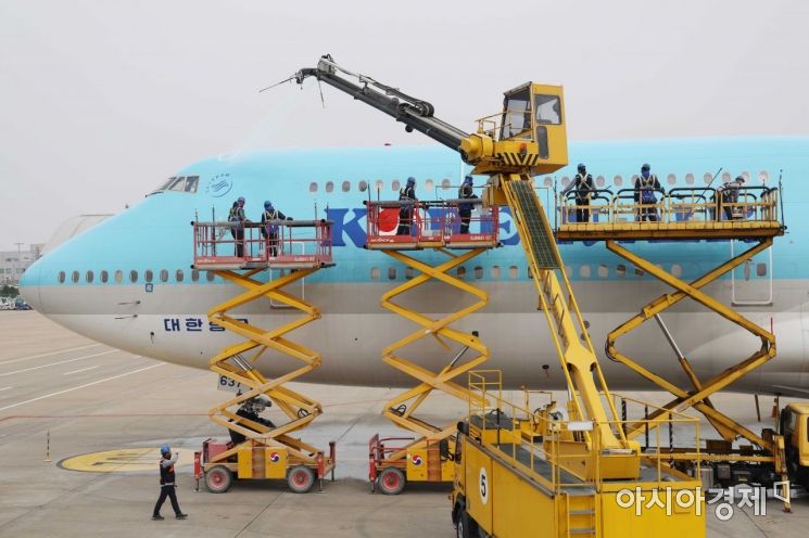인천 중구 운서동 대한항공 정비 격납고에서 관계자들이 ‘보잉 747-8i’ 항공기를 세척하고 있다. /문호남 기자 munonam@