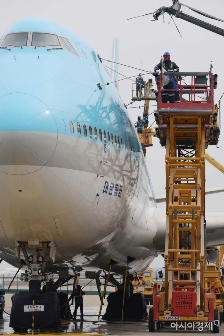지난 4월 인천 중구 운서동 대한항공 정비 격납고에서 관계자들이 봄을 맞아 ‘보잉 747-8i’ 항공기를 세척하고 있다. /문호남 기자 munonam@
