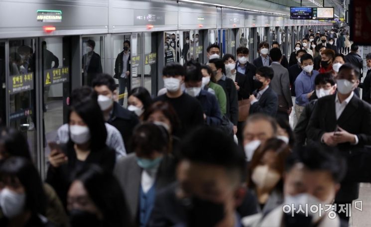 지난 4월18일 서울 지하철 광화문역에서 출근길 시민들이 발걸음을 재촉하고 있다.