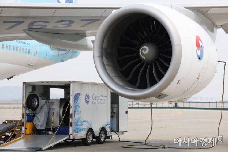 인천 중구 운서동 대한항공 정비 격납고에서 관계자들이 봄을 맞아 ‘보잉 747-8i’ 항공기 엔진을 청소하고 있다. 엔진 세척은 배기가스 온도를 2℃ 낮추고 연료 효율성을 개선해 연간 이산화탄소 배출량이 190톤 가량 줄어드는 효과가 있다. /문호남 기자 munonam@