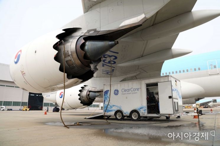 인천 중구 운서동 대한항공 정비 격납고에서 관계자들이 봄을 맞아 ‘보잉 747-8i’ 항공기 엔진을 청소하고 있다. /문호남 기자 munonam@