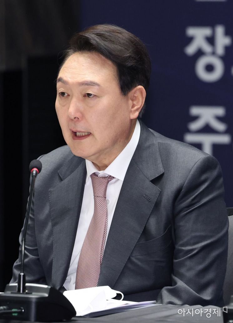윤석열 20대 대통령 당선인이 18일 오후 서울 종로구 포시즌스 호텔에서 열린 서울국제포럼(SFIA) '복합위기 극복과 글로벌 중추국가 도약을 향한 경제안보 구상' 정책 간담회에 참석해 축사하고 있다./인수위사진기자단