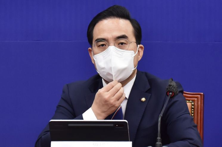 박홍근 더불어민주당 원내대표가 18일 국회에서 열린 비상대책위원회 회의에서 마스크를 고쳐 쓰고 있다. [이미지출처=연합뉴스]