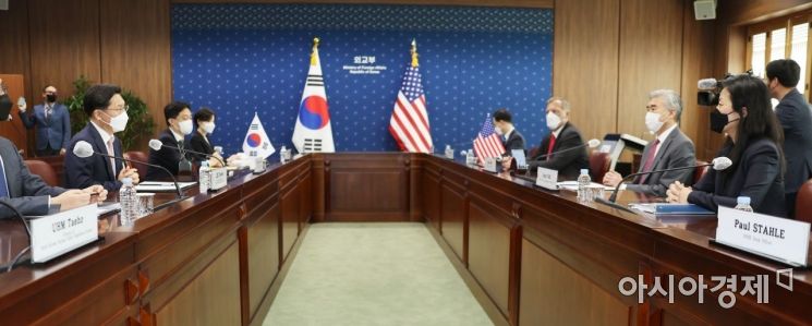 노규덕 외교부 한반도평화교섭본부장과 성 김 미국 국무부 대북특별대표가 18일 서울 종로구 외교부 청사에서 한미 북핵수석대표 협의를 하고 있다. /문호남 기자 munonam@