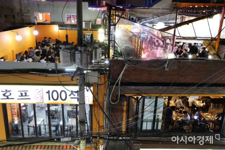 [포토]붐비는 힙지로 노가리 가게 - 아시아경제 [포토]붐비는 힙지로 노가리 가게  - 아시아경제
