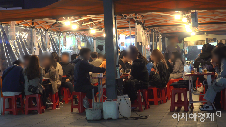 사회적 거리두기가 해제된 18일 저녁 서울 종로구 먹자골목에 위치한 한 포장마차에서 시민들이 술을 마시고 있다. 사진=윤진근 PD