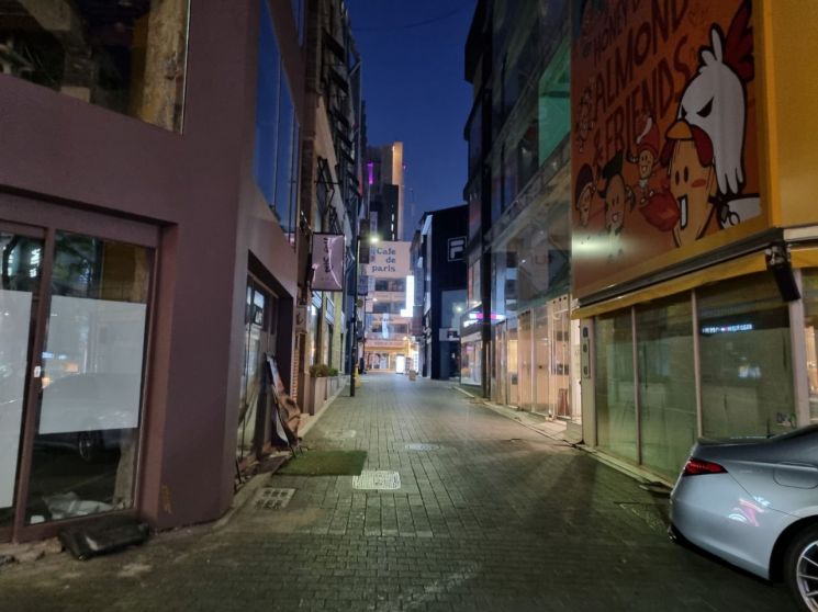 18일 오후 명동 관광객 중심 상권은 오가는 사람 없이 한산한 모습이다.