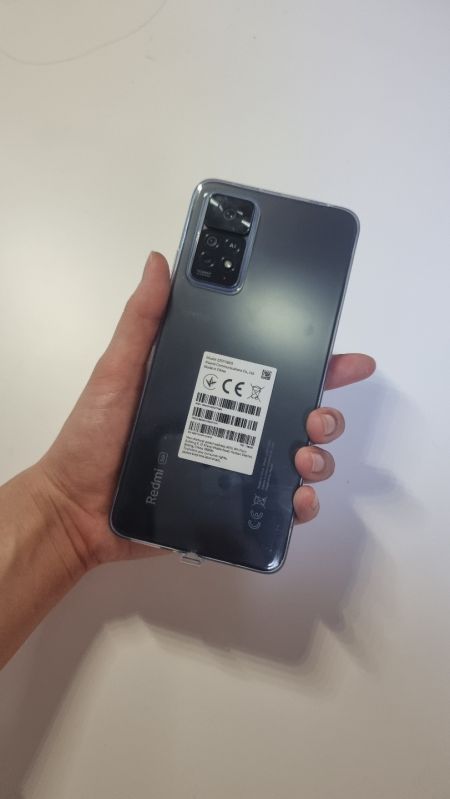 샤오미 '레드미노트11프로 5G' 투명 케이스를 착용한 모습
