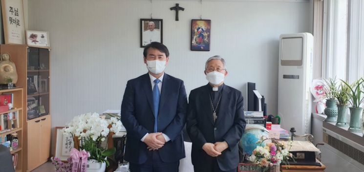 이정선 광주교육감 후보, 김희중 대주교 만나 교육 현안 청취